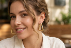Anting Segitiga Emas Matte, Perhiasan Modern yang Elegan untuk Penampilan Orang Tua