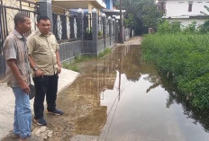 Lurah 8 Ulu Tinjau Langsung Keluhan Warga Terkait Banjir di Lorong Tembesu, Ternyata Ini Masalahnya!