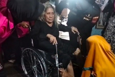 4 Tahun Tak Bisa Berjalan, Lansia di Palembang Dapat Bantuan Kursi Roda dari Polri