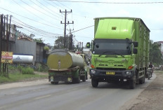 Truk Bertonase Besar Masih Melintas di Jalintim Banyuasin Meski Ada Larangan Saat Arus Mudik