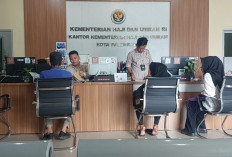 Calon jemaah haji Palembang menerima perlengkapan keberangkatan