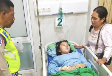 Pengendara Motor Terluka Usai Tabrak Balok Kayu di Palembang