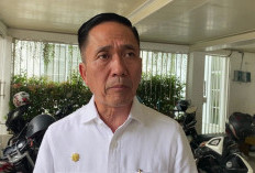 Buang Sampah Sembarangan? Siap-Siap Disuruh Bersihkan Selokan di Palembang