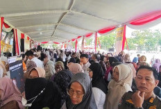 Warga Serbu Telur Ayam Ras dan Cabai Merah di Pasar Murah