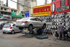 Cara Mudah Ganti Ban di Pinggir Jalan, Ikuti Langkah Aman Ini