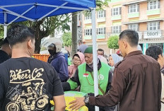 Harga Lebih Murah, Warga Antusias Antre Membeli Beras SPHP di Bulog Sukamaju