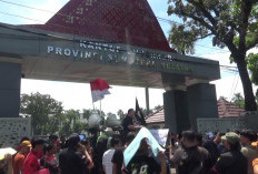 Aksi Di Kantor Gubernur, Pedagang Pasar Induk Bawa 9 Tuntutan