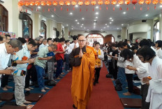 Ribuan Umat Buddha Ikuti Perayaan Tri Suci Waisak di Wihara Dharmakirti