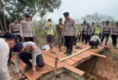 Jembatan Banban Rejo Mengkhawatirkan, Personel Batalyon C Brimob Polda Sumsel Lakukan Perbaikan
