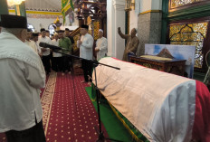 Dodi Reza Alex Sampaikan Permohonan Maaf Saat Salat Jenazah Alex Noerdin