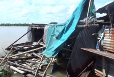 Diterjang Angin Kencang, Tongkang Hantam Rumah Warga di Gandus hingga Roboh