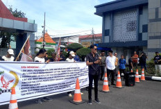 Massa Desak Pemprov Sumsel Batalkan Pengadaan Mobil dan Baju Dinas