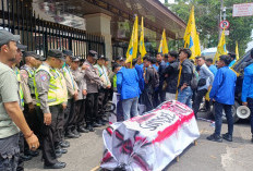 Sidang Paripurna HUT KE-80 Sumsel Diwarnai Demo Mahasiwa di DPRD Sumsel