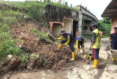 Oprit Jembatan Sungai Jong Longsor Akibat Hujan Deras, Akses Warga Terganggu