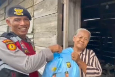 Samapta Polres Ogan Ilir Sisir Rumah Tak Layak Huni dan Bagikan Sembako