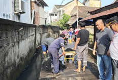 Antisipasi Musim Hujan, Warga Lorong Kelinci Gencarkan Gotong Royong Bersihkan Drainase
