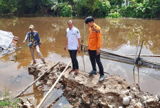 2 Rumah Warga Terdampak Tanah Tergerus Longsor di Desa Pinang Mas