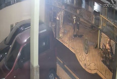 Terekam CCTV, Komplotan Curanmor Gasak Honda Beat di Teras Rumah