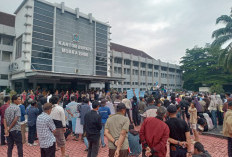 Ratusan Warga Gunung Megang Dalam Geruduk Kantor Bupati Muara Enim