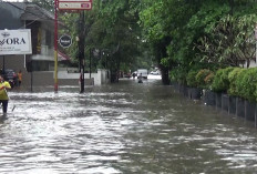 Hujan Deras Sebabkan Jalan Anwar Sastro Terendam Palembang