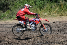 Motor Cross di Jalan Berlumpur, Tantangan Ekstrem yang Bikin Adrenalin Terpacu