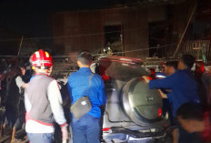 Rumah Kayu Tua Ambruk, Timpa Mobil Warga Hingga Ringsek