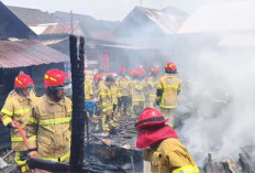 Diduga Korsleting Listrik Empat Rumah di Lorong Sederhana Diamuk Si Jago Merah