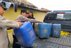 Petugas Polsek Seberang Ulu II Palembang Amankan 5 Derigen Tuak di Kelurahan Sentosa