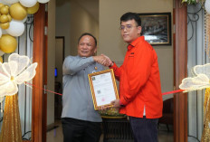 Kakanwil Kemenkum Sumsel Serahkan Sertifikat Terdaftar pada Peresmian Abbas Lawfirm