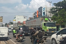 Truk Bertonase Besar Masih Nekat Melintas di Luar Jam Operasional Buat Warga Resah