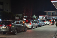 Diserbu Warga! SPBU di Palembang Padat dan Macet Akibat Isu BBM Naik