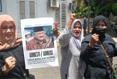 Emak-emak Suarakan Dukung Mantan Gubernur Sumsel Alex Noerdin Usai Sidang Perdana Korupsi Pasar Cinde