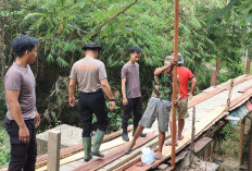Polres Muara Enim Perbaiki Jembatan Penghubung Antar Kampung 