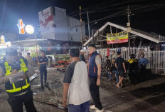 Truk Kontainer Rem Blong Tabrak Motor dan Warung di Demang Lebar Daun, Dua Orang Terluka