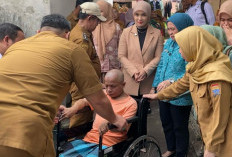 Raut Bahagia Terpancar Wajah Salim Penerima Bantuan Kursi Roda 