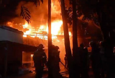 Rumah 2 Lantai Sekaligus Kontrakan 5 Pintu di Palembang Hangus Terbakar, 1 Orang Sesak Nafas
