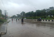 Hujan Sejak Pagi, Aktivitas Warga Palembang Sedikit Terganggu