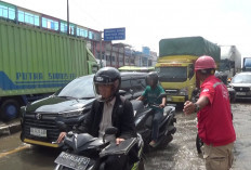 Hujan deras picu banjir di Jalintim Palembang–Betung, Arus lalu lintas lumpuh