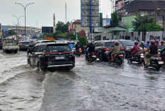 Hujan Deras Sore Hari, Banjir Genangi Sejumlah Titik di Palembang dan Lalu Lintas Tersendat