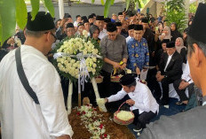 Suasana Haru Iringi Prosesi Pemakaman Almarhum Alex Noerdin 