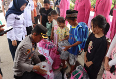 Haru! Anak Korban Kebakaran di Ogan Ilir Tetap Semangat Sekolah Berkat Bantuan Polisi