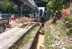 Pipa PDAM Diduga Bocor, Air Deras Muncul dari trotoar di Jalan Kolonel H. Burlian