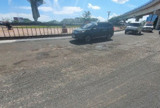 Jalan Berlubang di Bundaran Jakabaring Membahayakan Pengendara