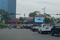 Lampu Merah Simpang DPRD Sumsel Mati, Arus Lalu Lintas Semrawut Jumat Siang