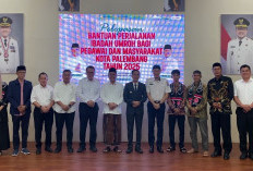 Walikota Palembang Melepas Keberangkatan 97 Jamaah Penerima Bantuan Umroh 2025